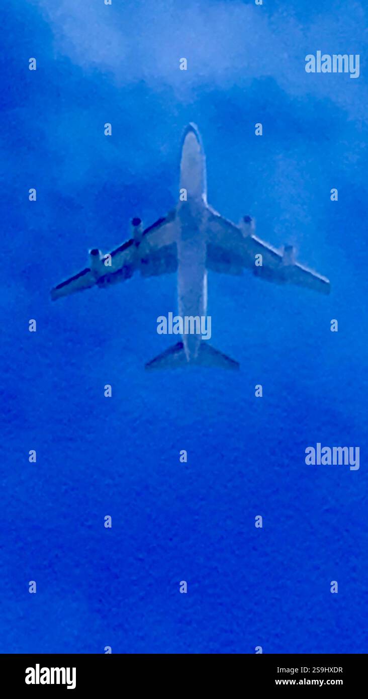 Aereo che vola contro un cielo blu Foto Stock