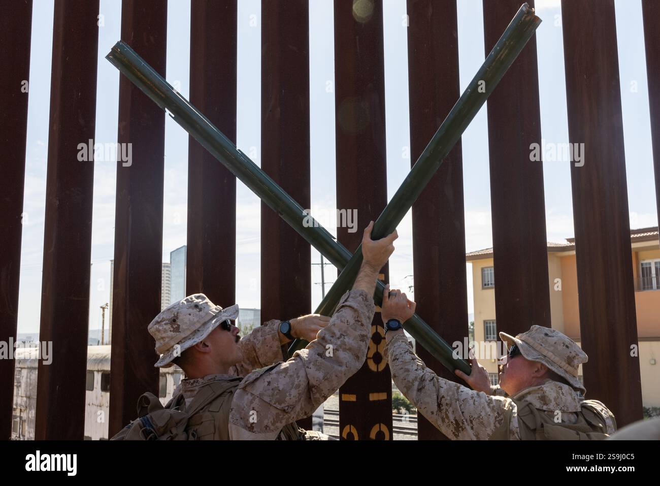 San Ysidro, Stati Uniti. 25 gennaio 2025. I Marines degli Stati Uniti con la 1st Marine Division, rafforzano il muro di confine, il 25 gennaio 2025 a San Ysidro, California. STATI UNITI Il presidente Donald Trump ha chiesto alle forze armate di sostenere la sicurezza interna nel garantire il confine meridionale. Crediti: Sergente Kyle Chan/U. S Air Force/Alamy Live News Foto Stock