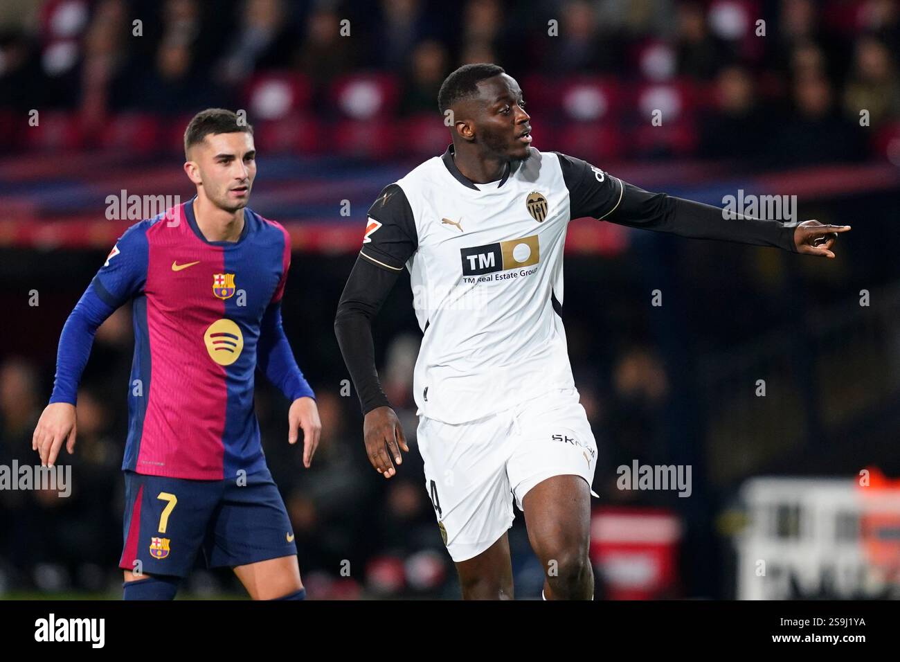Mouctar Diakhaby del Valencia CF durante la partita della Liga EA Sports tra FC Barcelona e Valencia CF giocata allo stadio Lluis Companys il 26 gennaio 2025 a Barcellona, Spagna. (Foto di Sergio Ruiz / IMAGO) (foto di pressinphoto/Sipa USA) Foto Stock