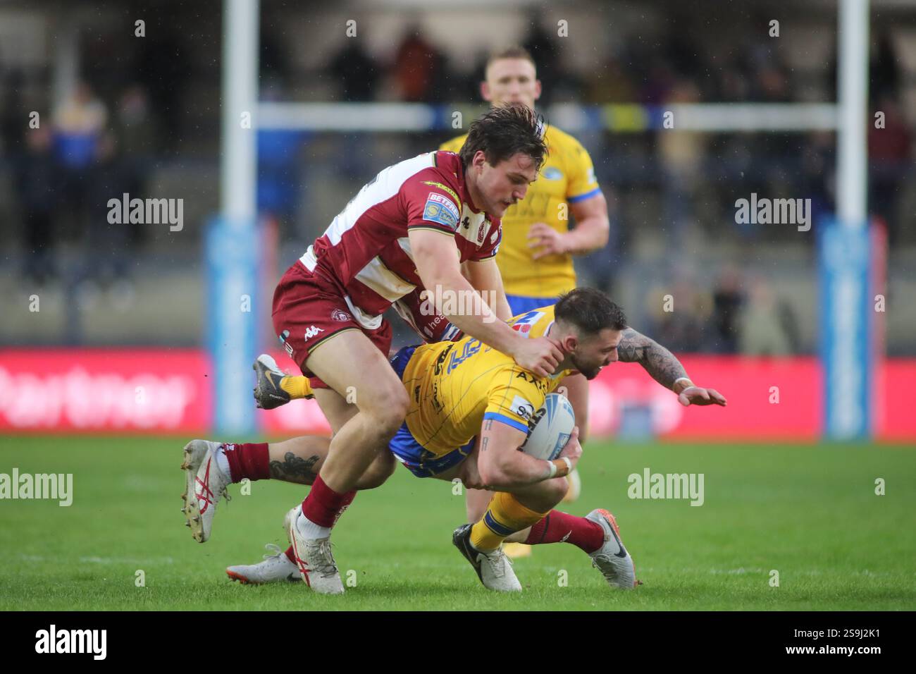 Leeds, Regno Unito. 26 gennaio 2025. AMT Headingley Rugby Stadium, Leeds, West Yorkshire, 26 gennaio 2025. Ash HandleyÕs Testimonial Leeds Rhinos contro Wigan Warriors Andy Ackers di Leeds Rhinos è affrontato da Liam Bryne di Wigan Warriors Credit: Touchlinepics/Alamy Live News Foto Stock