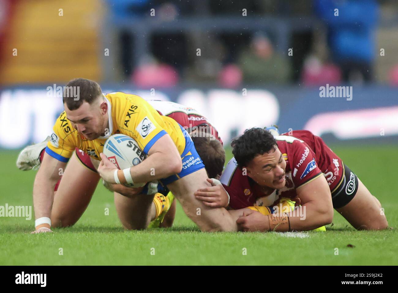 Leeds, Regno Unito. 26 gennaio 2025. AMT Headingley Rugby Stadium, Leeds, West Yorkshire, 26 gennaio 2025. Ash HandleyÕs Testimonial Leeds Rhinos contro Wigan Warriors Cameron Smith (Club Captain) dei Leeds Rhinos è affrontato da Sam Walters e Tyler Dupree dei Wigan Warriors Credit: Touchlinepics/Alamy Live News Foto Stock