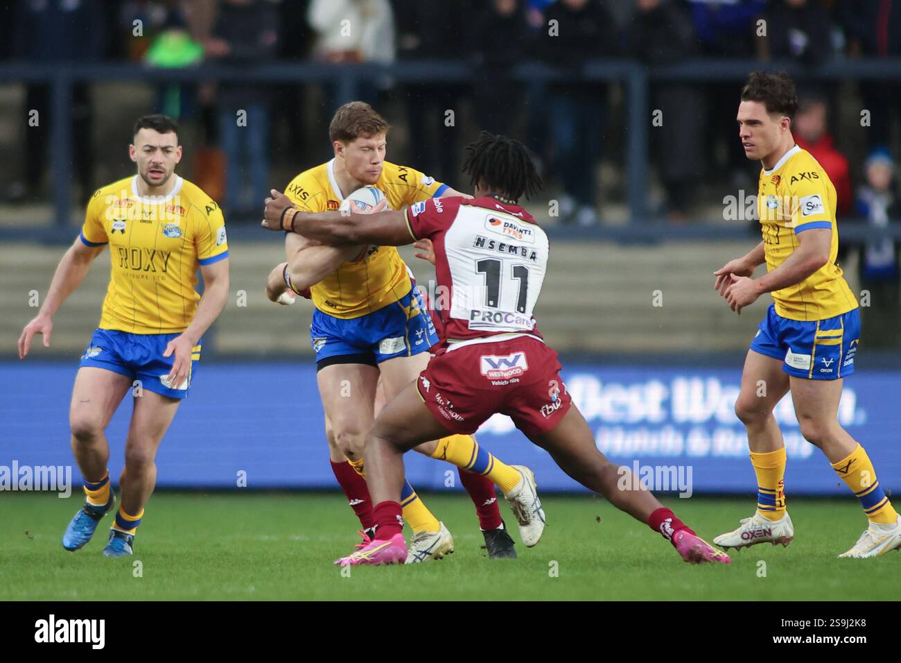 Leeds, Regno Unito. 26 gennaio 2025. AMT Headingley Rugby Stadium, Leeds, West Yorkshire, 26 gennaio 2025. Ash HandleyÕs Testimonial Leeds Rhinos V Wigan Warriors Morgan Gannon di Leeds Rhinos è affrontato da Junior Nsemba dei Wigan Warriors Credit: Touchlinepics/Alamy Live News Foto Stock