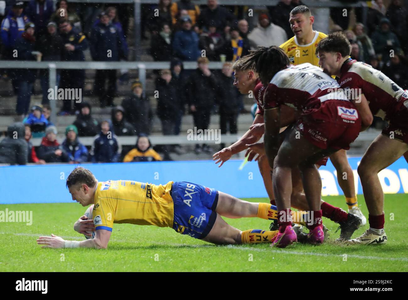 Leeds, Regno Unito. 26 gennaio 2025. AMT Headingley Rugby Stadium, Leeds, West Yorkshire, 26 gennaio 2025. Ash HandleyÕs Testimonial Leeds Rhinos V Wigan Warriors Harry Newman of Leeds Rhinos segna una meta contro Wigan Warriors Credit: Touchlinepics/Alamy Live News Foto Stock