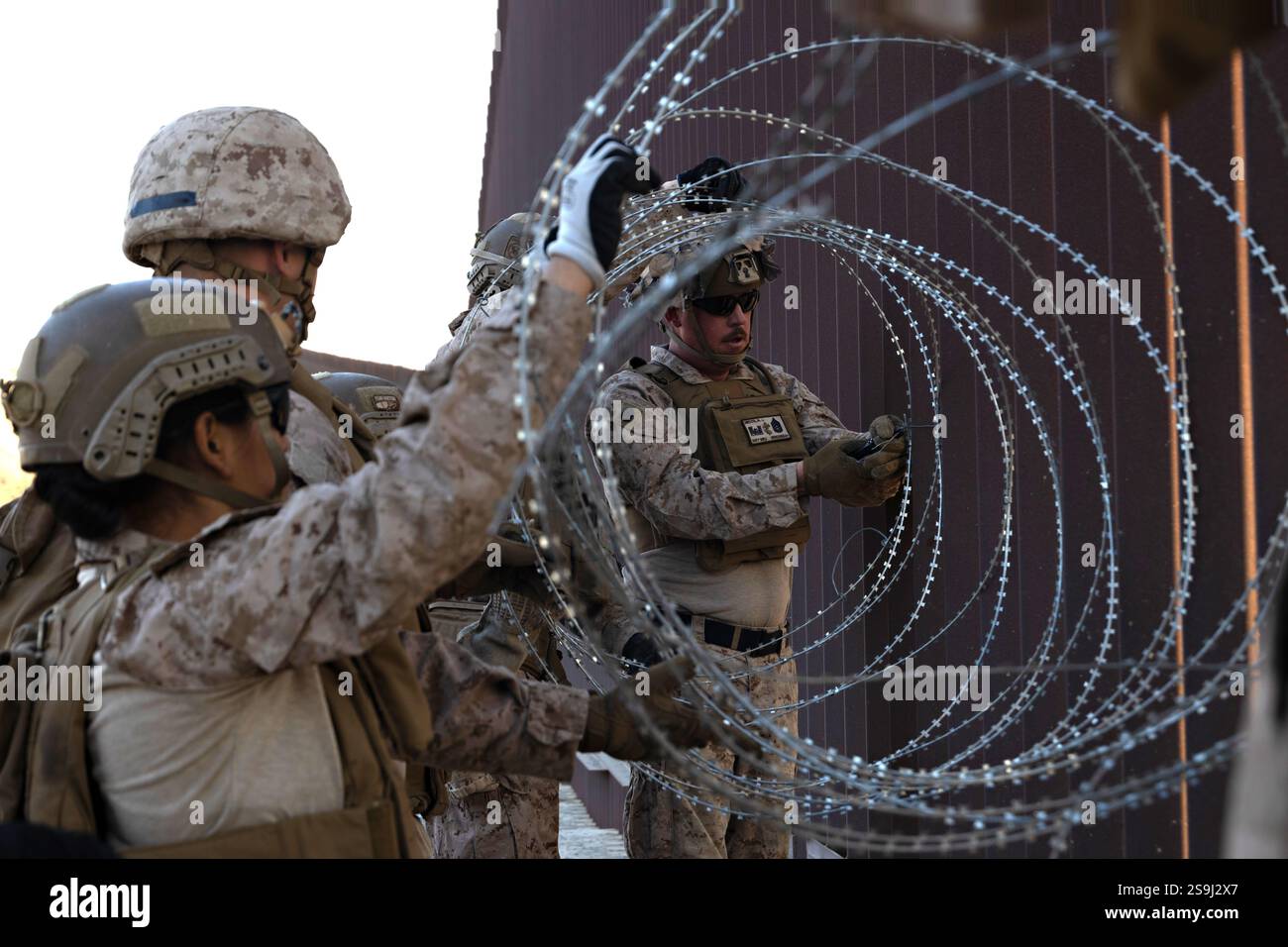 San Ysidro, Stati Uniti. 23 gennaio 2025. I Marines degli Stati Uniti con il 1st Combat Engineer Battalion, 1st Marine Division, schierano filo di concertina mentre rifanno il muro di confine, il 23 gennaio 2025 vicino a San Ysidro, California. STATI UNITI Il presidente Donald Trump ha chiesto alle forze armate di sostenere la sicurezza interna nel garantire il confine meridionale. Crediti: CPL. Logan Courtright/U. S Air Force/Alamy Live News Foto Stock