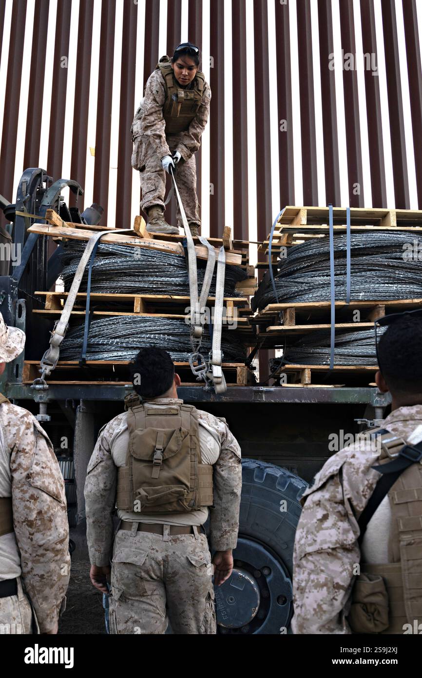 San Ysidro, Stati Uniti. 23 gennaio 2025. I Marines degli Stati Uniti con il 1st Combat Engineer Battalion, 1st Marine Division, schierano filo di concertina mentre rifanno il muro di confine, il 23 gennaio 2025 vicino a San Ysidro, California. STATI UNITI Il presidente Donald Trump ha chiesto alle forze armate di sostenere la sicurezza interna nel garantire il confine meridionale. Crediti: CPL. Logan Courtright/U. S Air Force/Alamy Live News Foto Stock