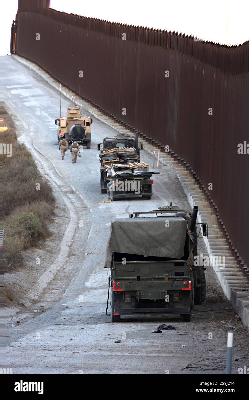 San Ysidro, Stati Uniti. 23 gennaio 2025. US Marines con il 1st Combat Engineer Battalion, 1st Marine Division, pattuglia in veicoli tattici mentre dispiegano filo a fisarmonica per rafforzare il muro di confine, 23 gennaio 2025 vicino a San Ysidro, California. STATI UNITI Il presidente Donald Trump ha chiesto alle forze armate di sostenere la sicurezza interna nel garantire il confine meridionale. Crediti: CPL. Logan Courtright/U. S Air Force/Alamy Live News Foto Stock
