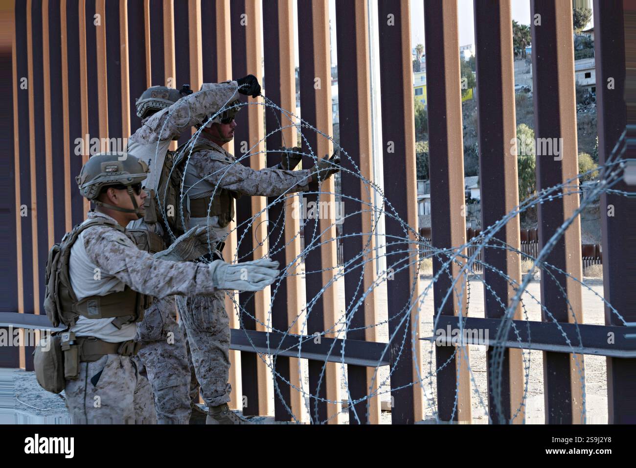 San Ysidro, Stati Uniti. 23 gennaio 2025. I Marines degli Stati Uniti con il 1st Combat Engineer Battalion, 1st Marine Division, schierano filo di concertina mentre rifanno il muro di confine, il 23 gennaio 2025 vicino a San Ysidro, California. STATI UNITI Il presidente Donald Trump ha chiesto alle forze armate di sostenere la sicurezza interna nel garantire il confine meridionale. Crediti: CPL. Logan Courtright/U. S Air Force/Alamy Live News Foto Stock