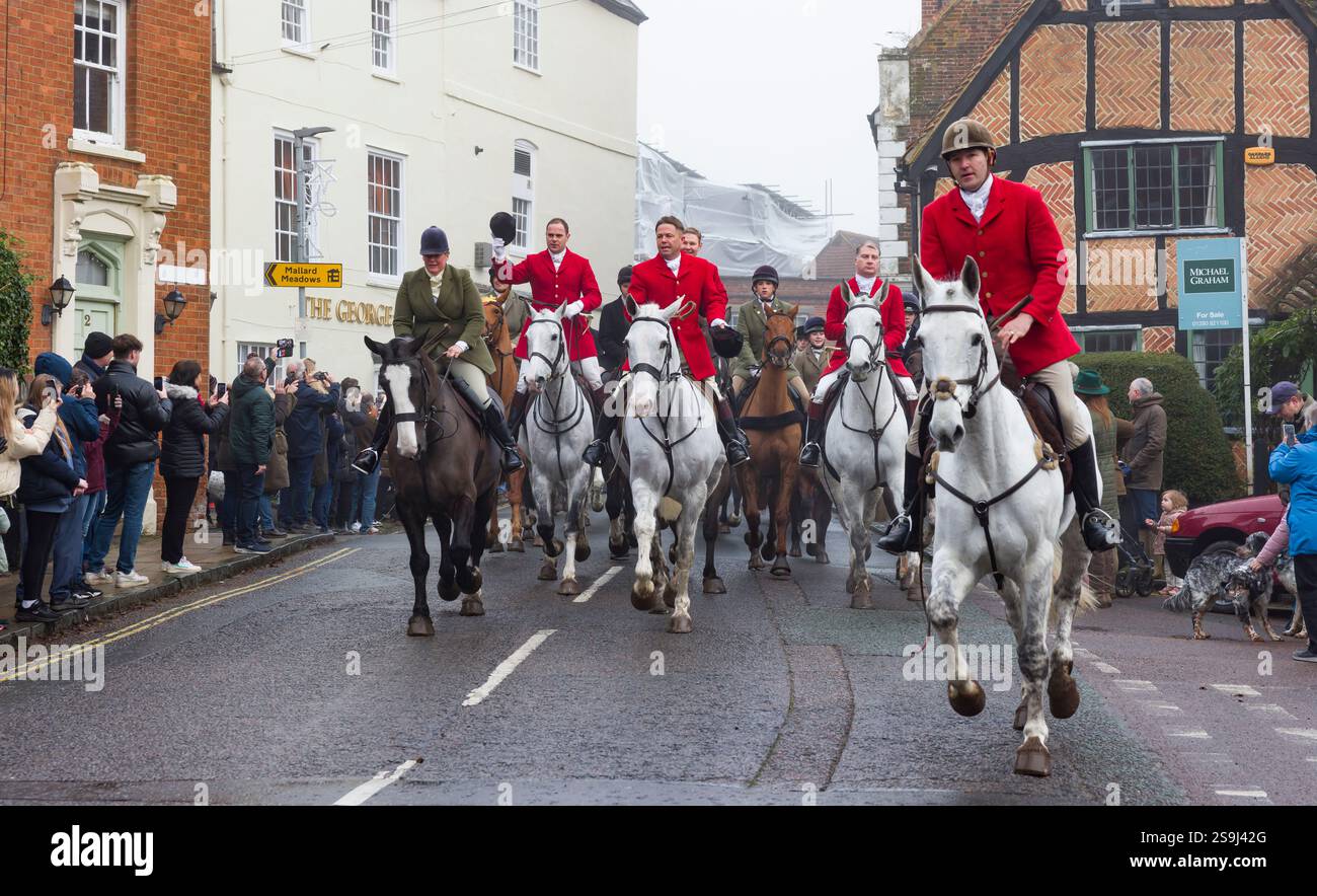 Winslow, Regno Unito - 26 dicembre 2024. Caccia alla volpe. Caccia tradizionale a cavallo e caccia ai cani il giorno di Santo Stefano. La caccia al Bicester con Whaddon Chase, incontro il giorno di Santo Stefano. W Foto Stock