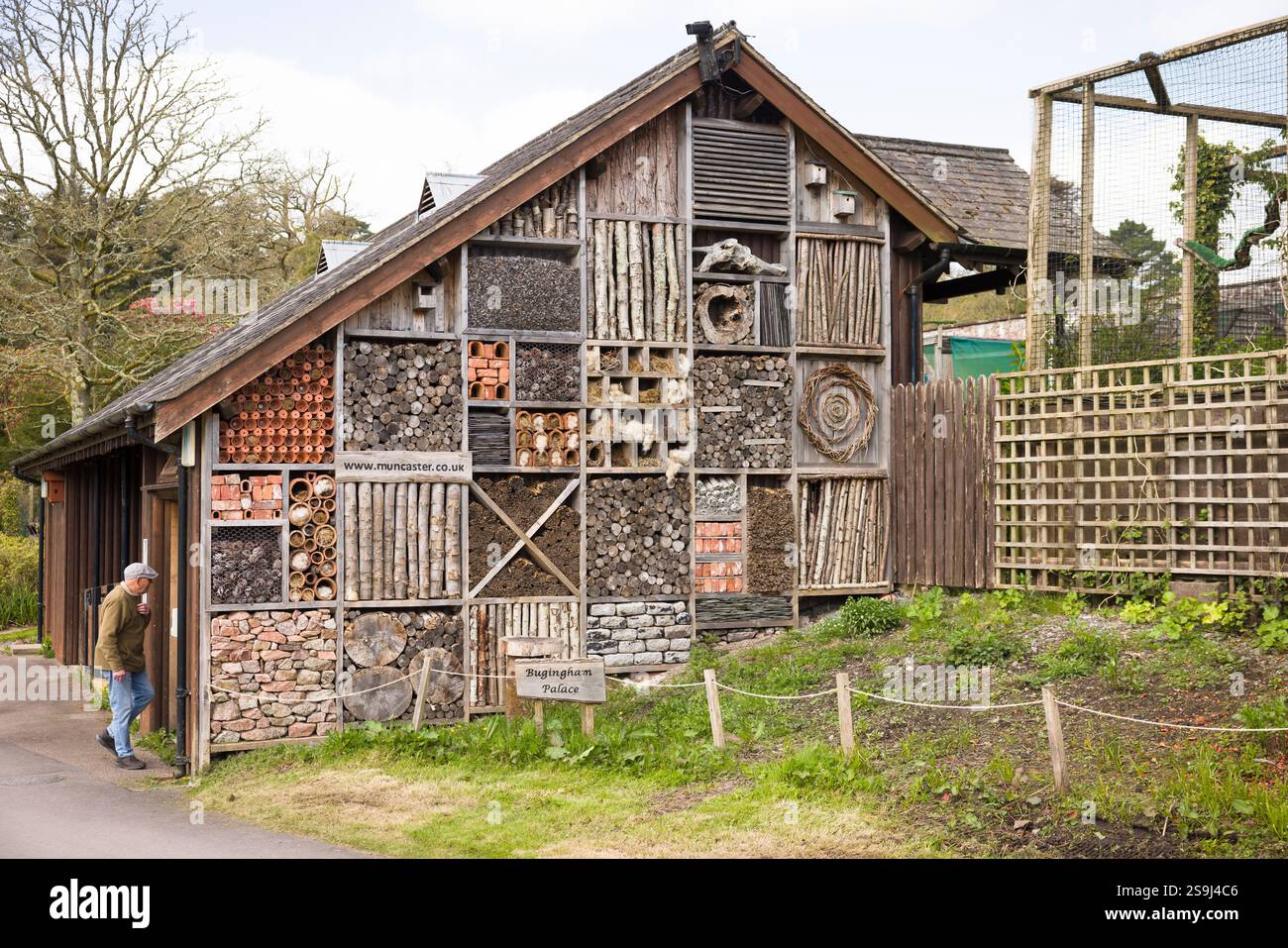 Lake District, Regno Unito - 23 aprile 2024. Large Insect Hotel o bug House al Muncaster Castle and Gardens, Cumbria, Regno Unito Foto Stock