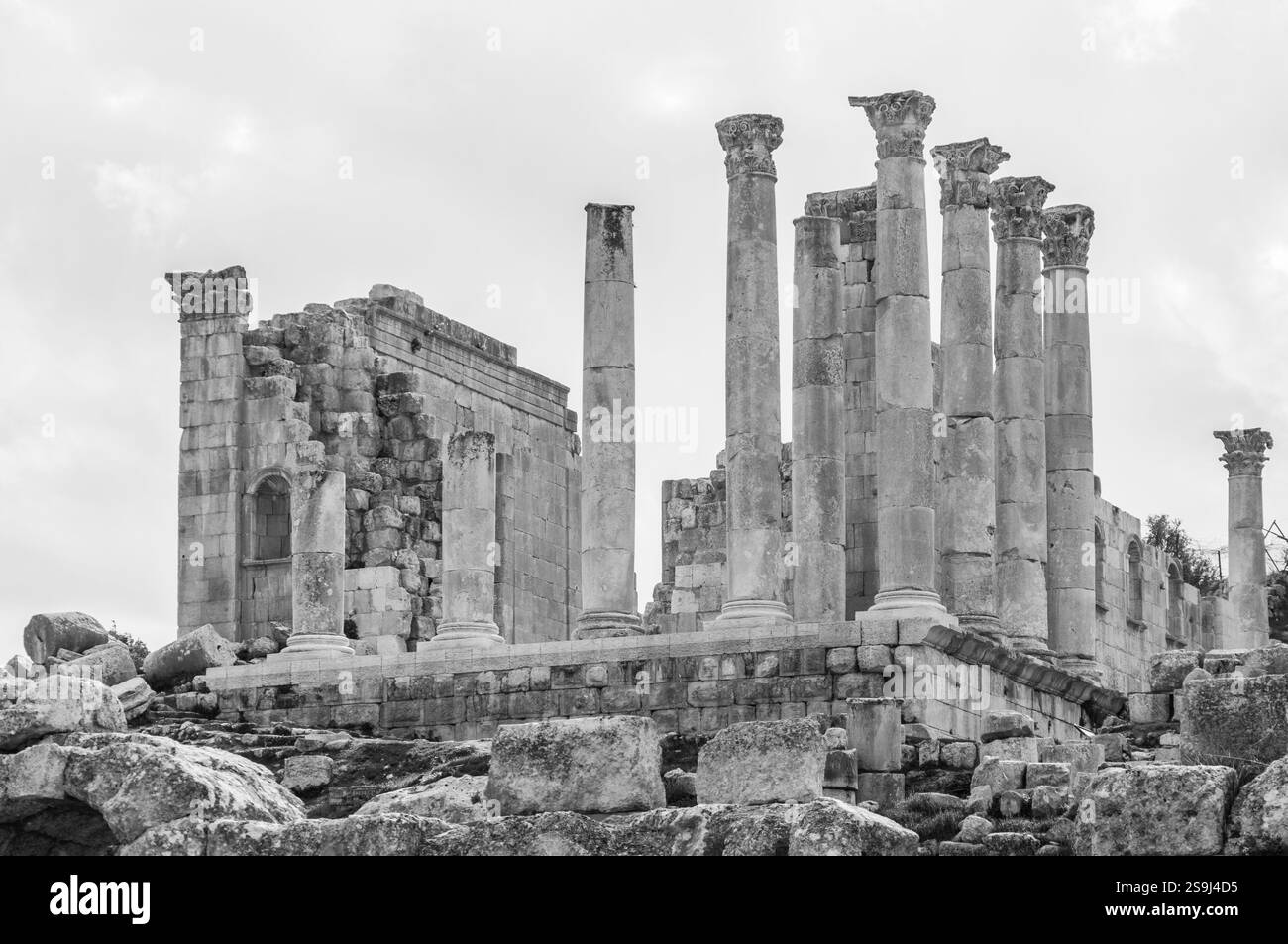 L'immagine è una foto in bianco e nero di un grande edificio con molte colonne. L'edificio sembra essere vecchio e ha un senso di grandezza e storia. TH Foto Stock