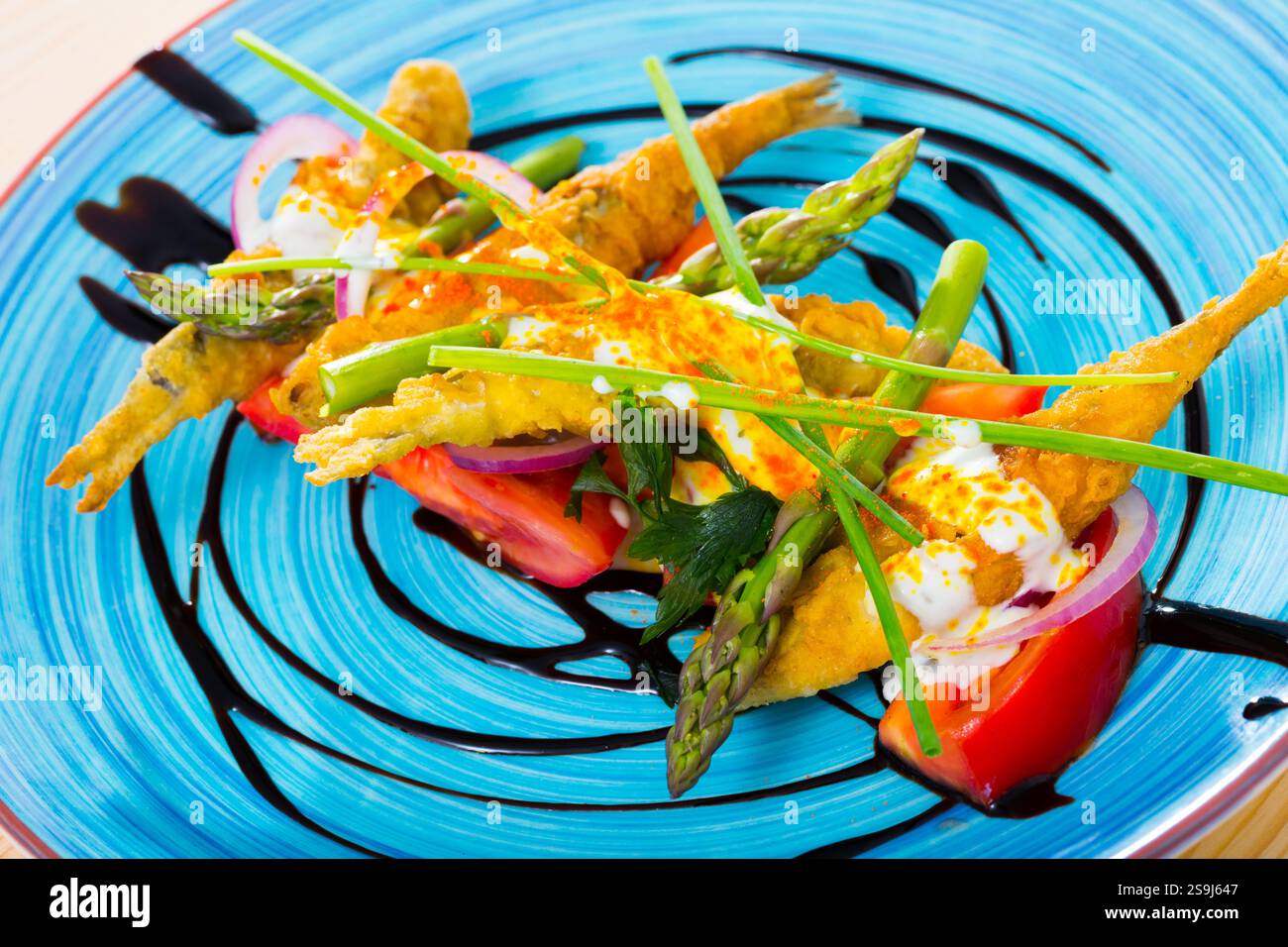 Spratti martoriati con salsa di zenzero cremosa, pomodori, balsamico Foto Stock