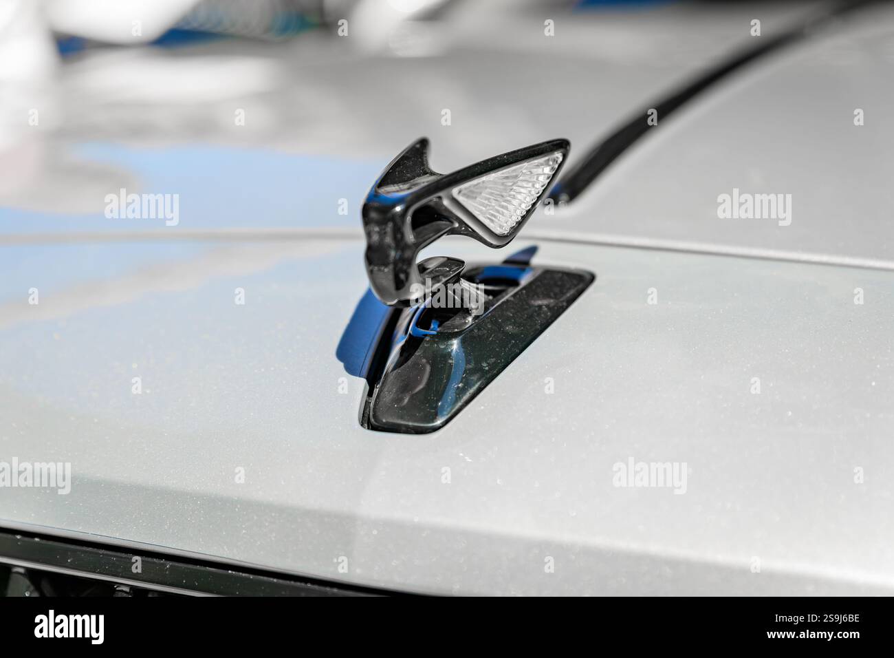 San Francisco, Stati Uniti - 24 settembre 2022: Emblema della mascotte del cofano Flying B per Bentley Flying Spur, un'auto vista al Chinatown Car Show Foto Stock