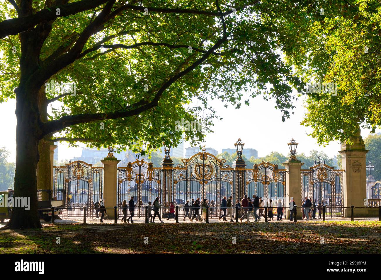 Canada Gate, The Green Park, Buckingham Palace, Londra, Inghilterra, REGNO UNITO. Foto Stock