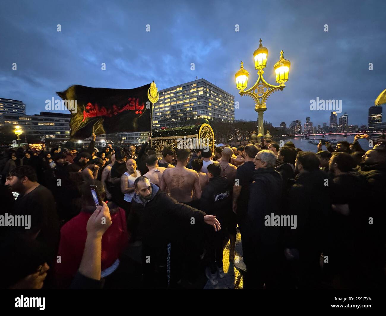 Matam, la cerimonia del lutto religioso musulmano sciita sul Westminster Bridge a Londra Foto Stock