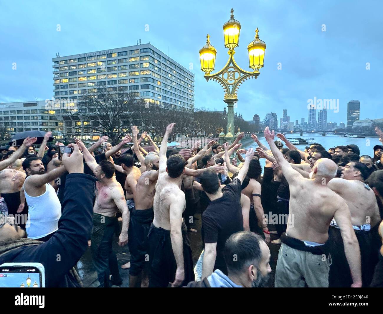 Matam, la cerimonia del lutto religioso musulmano sciita sul Westminster Bridge a Londra Foto Stock