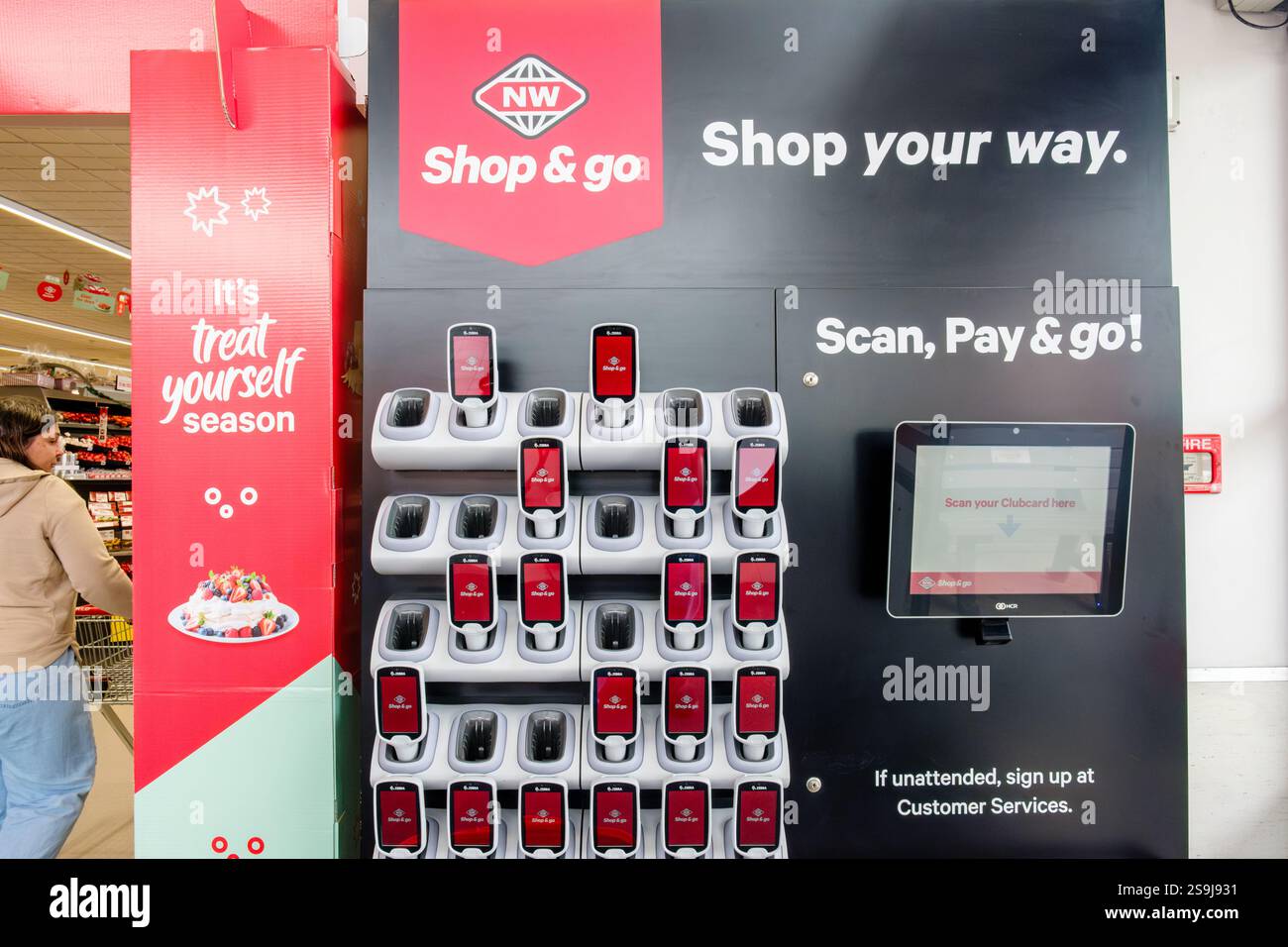 Chiosco con sistema di self-scan Shop & Go presso il supermercato New World in nuova Zelanda, una comoda soluzione di scansione e pagamento, un'esperienza di shopping moderna, nuova Zelanda Foto Stock