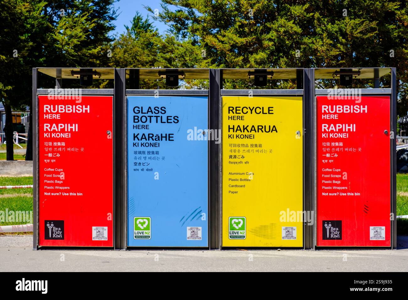 Rosso, blu, giallo, rifiuti urbani colorati, bidoni per rifiuti e riciclaggio, contenitori nella città di Twizel, nuova Zelanda, Isola del Sud, nuova Zelanda, nuova Zelanda Foto Stock