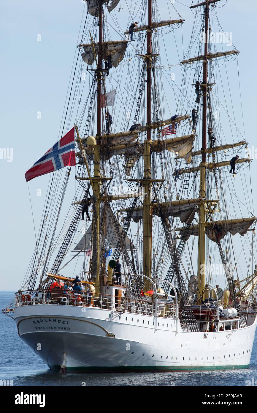 I membri dell'equipaggio lavorano in alto sopra il ponte della nave norvegese Sorlandet mentre parte da Duluth, Minnesota, sul lago Superior. Festival delle navi alte. Foto Stock
