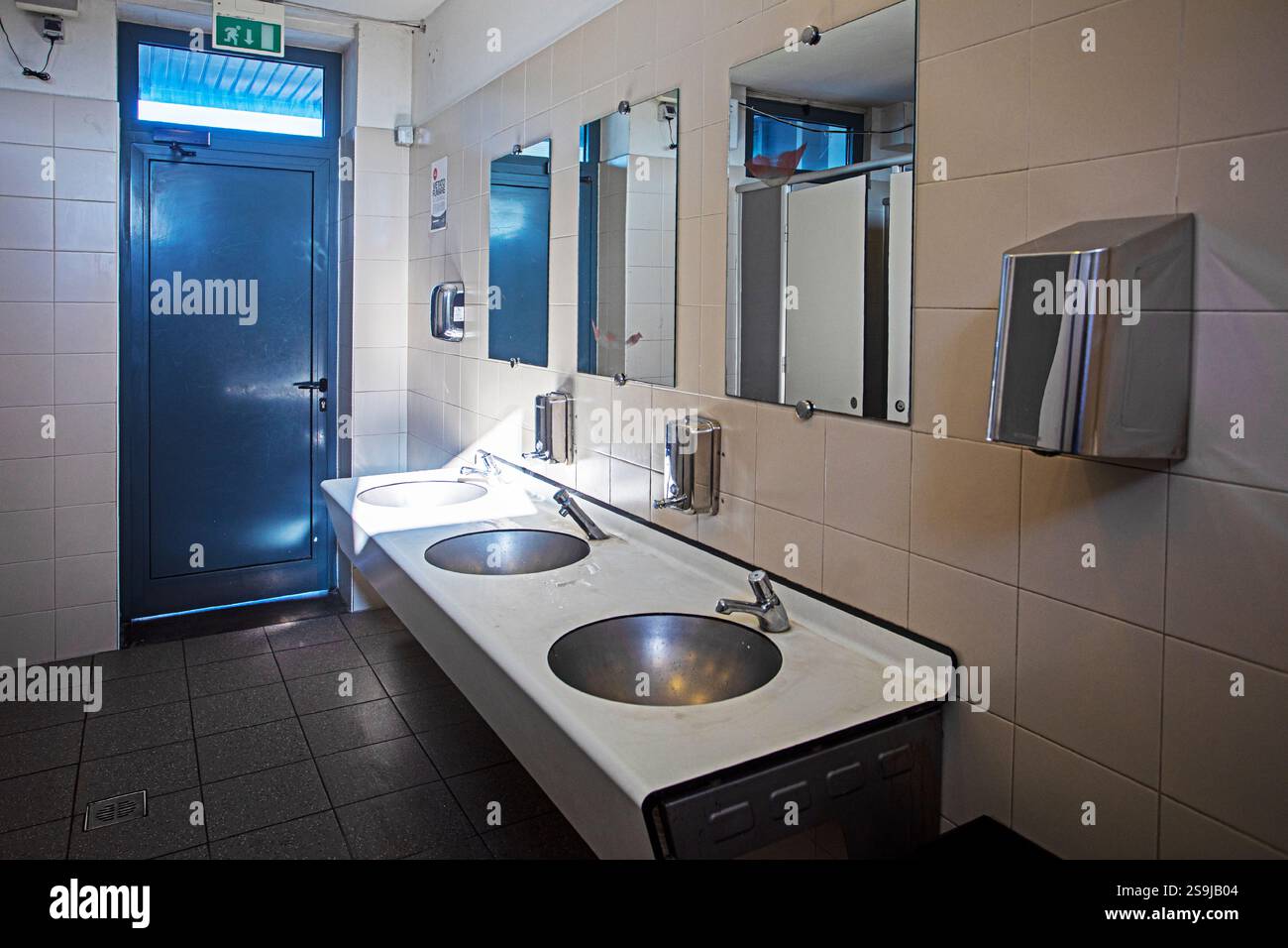 design elegante delle toilette per uomo e donna presso un distributore di benzina Foto Stock