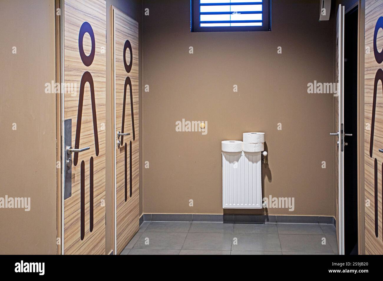 wc da uomo e donna in una stazione di servizio Foto Stock