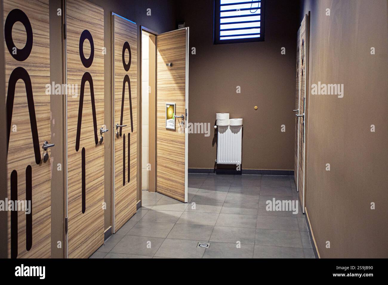 design elegante delle toilette per uomo e donna presso un distributore di benzina Foto Stock