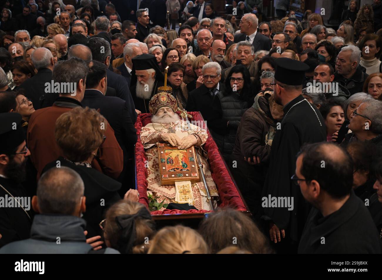 Atene, Grecia. 26 gennaio 2025. I credenti greci rendono omaggio al corpo del defunto Arcivescovo d'Albania, Anastasio, durante un pellegrinaggio pubblico nella Cattedrale metropolitana di Atene. Noto per aver rivitalizzato la Chiesa ortodossa in Albania dopo la soppressione dell'era comunista, l'arcivescovo Anastasios Yannoulatos è stato anche celebrato per il suo lavoro missionario in Africa e per la sua promozione del dialogo interreligioso e della convivenza pacifica. Crediti: Dimitris Aspiotis/Alamy Live News Foto Stock
