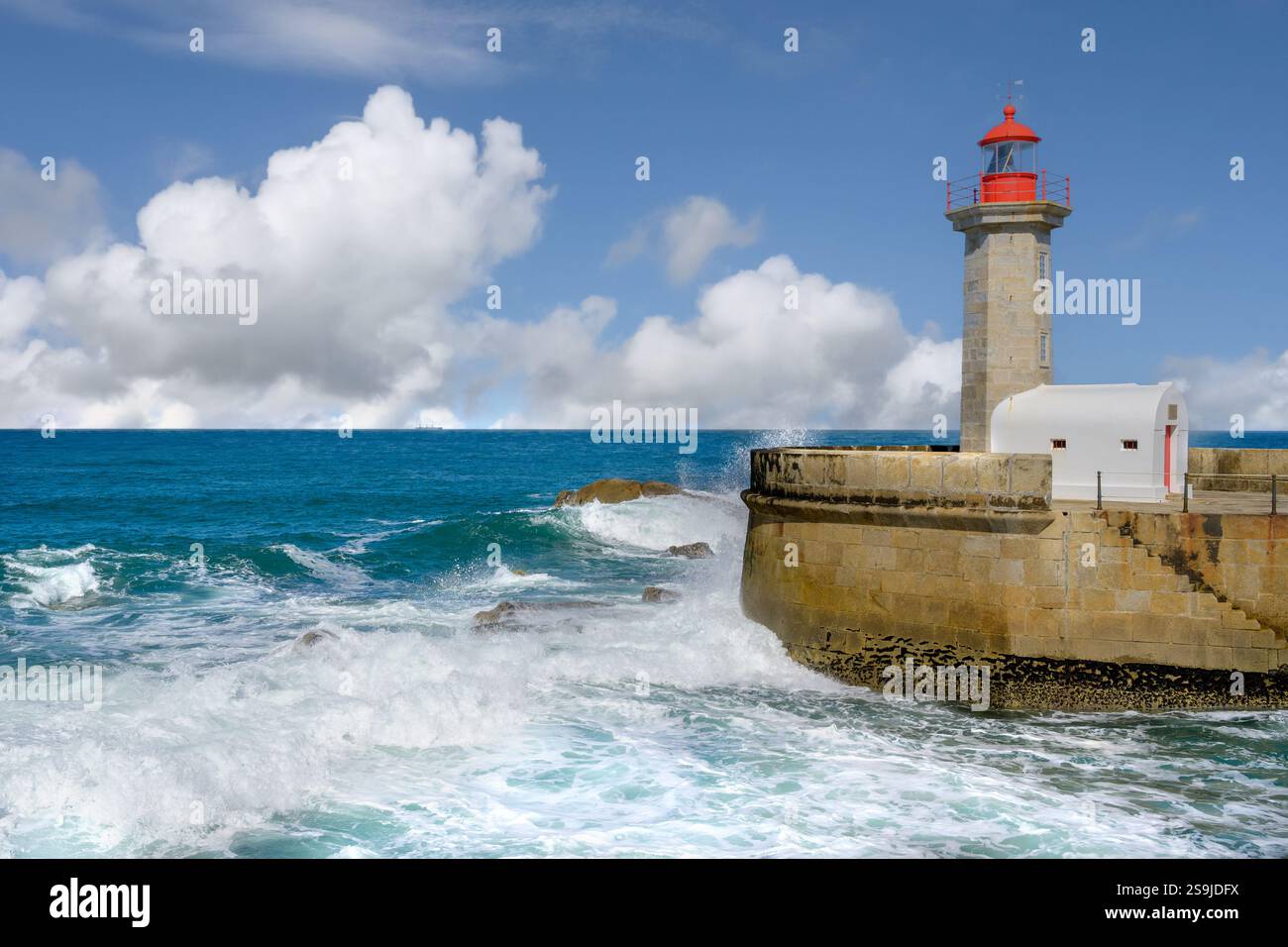 Faro di Felgueiras sulla costa atlantica portoghese, situato su un molo o una talpa sulla riva destra del fiume Douro, Portogallo. Foto Stock
