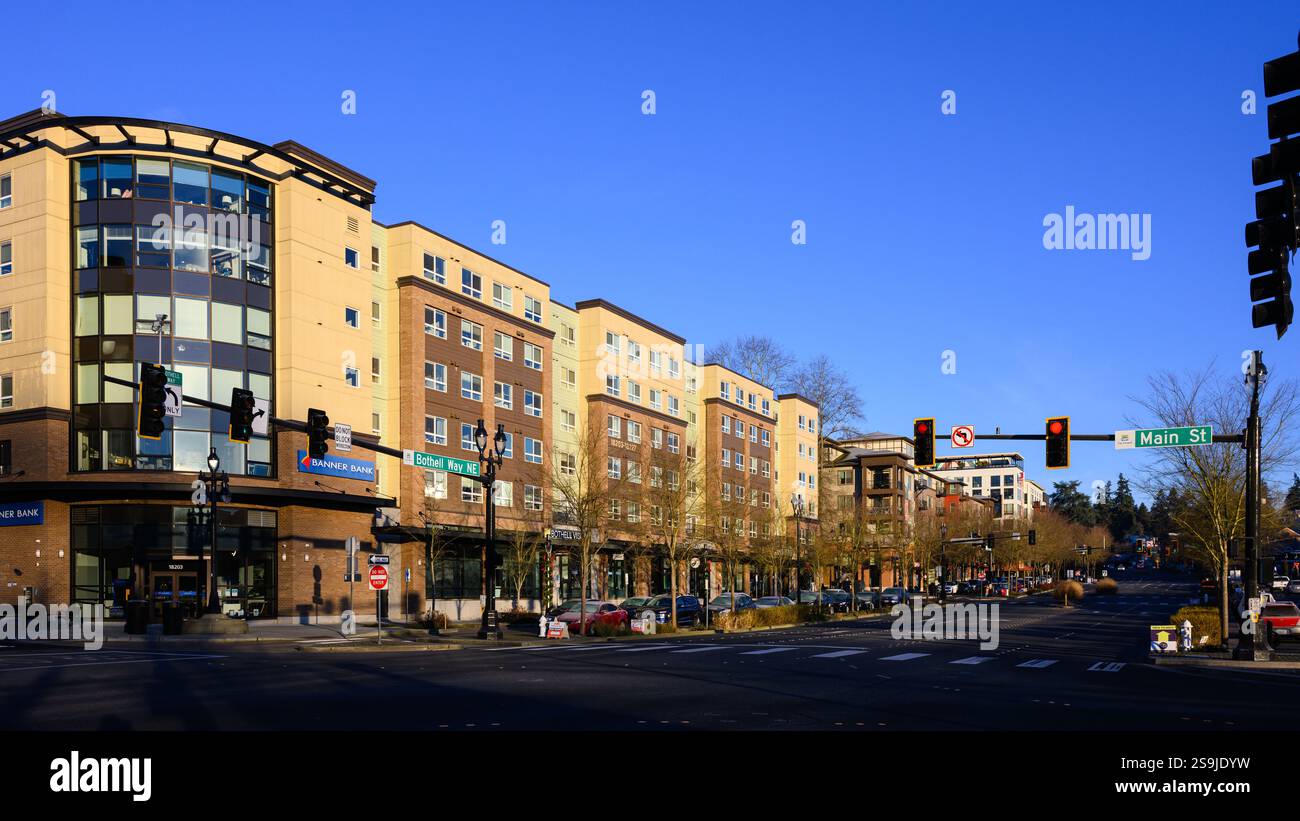 Bothell, Washington, USA - 26 gennaio 2025; moderno centro di Bothell all'incrocio riqualificato Bothell Way ne e Main Street Foto Stock