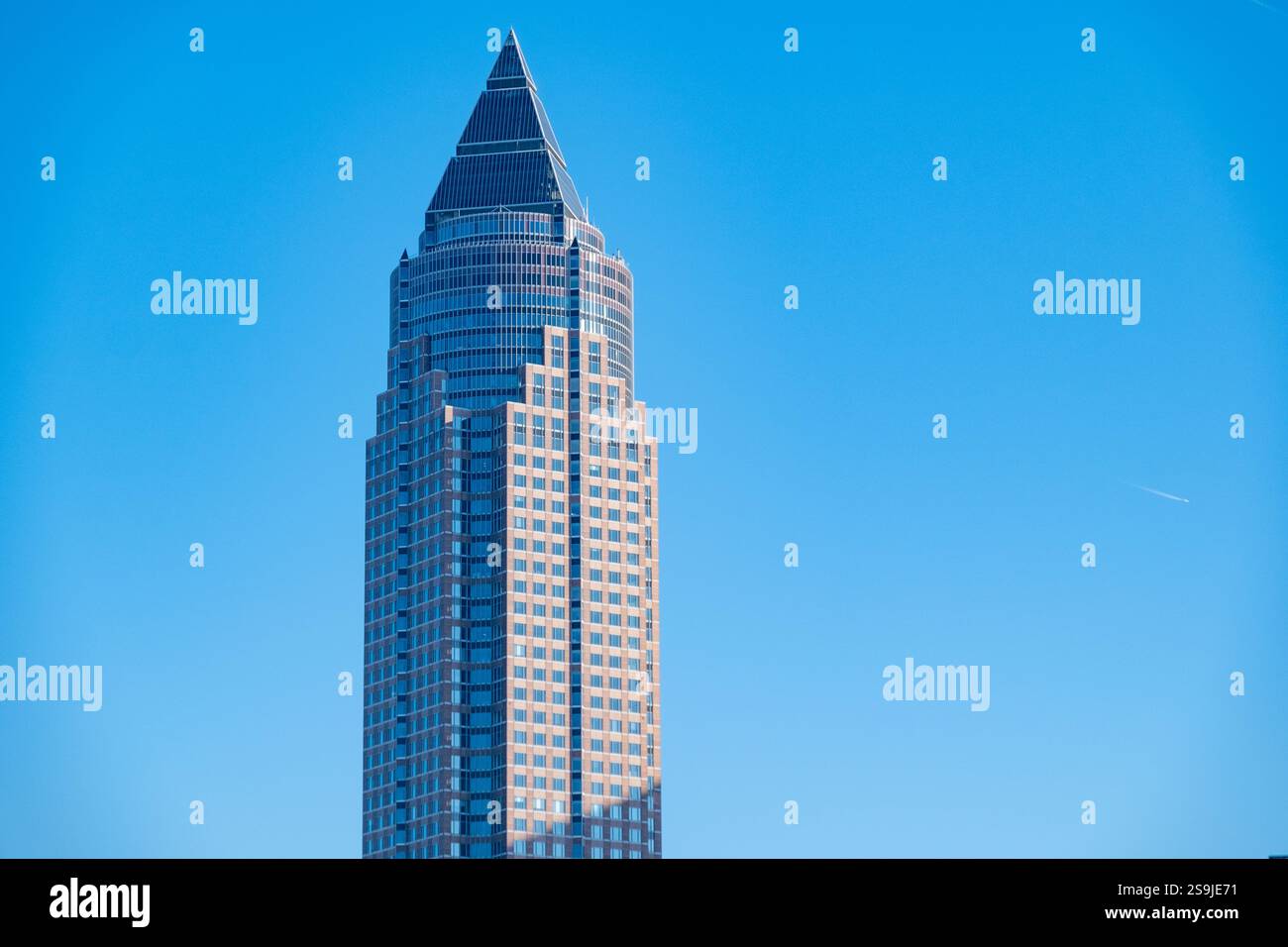 Facciata Messeturm Frankfurt, 63 piani, 257 m, grattacielo Global Tower, secondo edificio più alto della Germania, anello del centro di Francoforte sul meno, Assia, GE Foto Stock