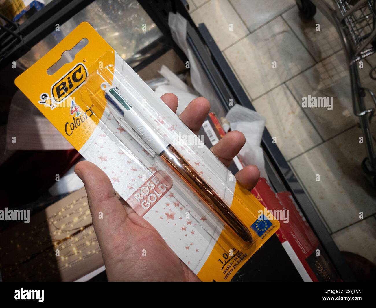 BELGRADO, SERBIA - 12 OTTOBRE 2024: Una penna BIC 4 colori in confezione esposta in un supermercato di Belgrado. Chiamato anche BIC 4 couleurs, è prodotto da Foto Stock
