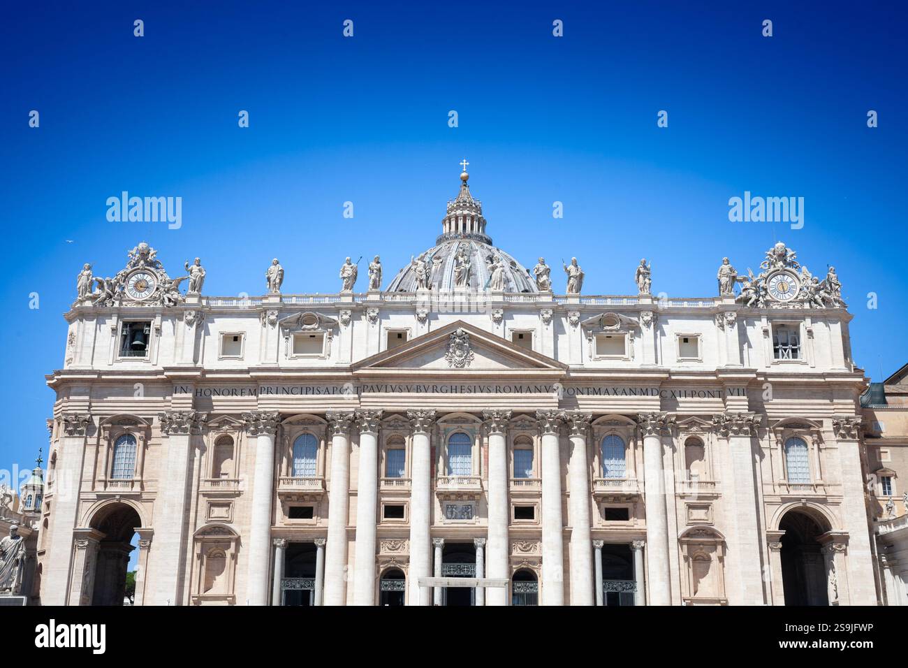 Basilica di San Pietro in Vaticano da Piazza San Pietro. si concentra sull'iconica cupola e sulla facciata della basilica. E' una basilica papale e una grande lan Foto Stock