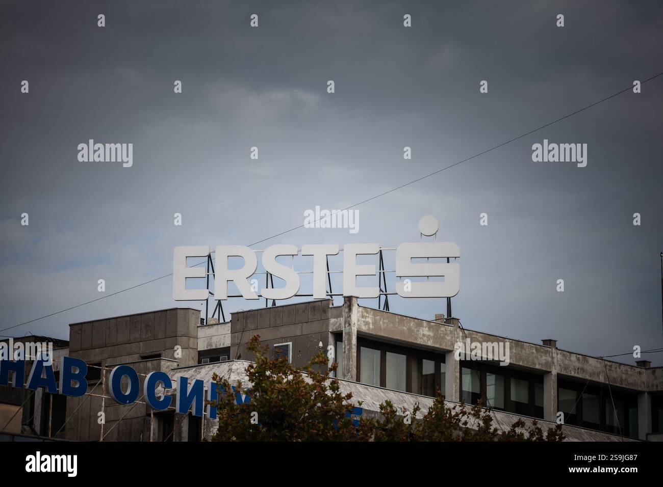 NOVI SAD, SERBIA - 24 GIUGNO 2024: Il logo della Erste Bank è esposto in cima alla sua filiale locale a novi Sad. Parte del gruppo Erste, Erste banka è un retai serbo Foto Stock