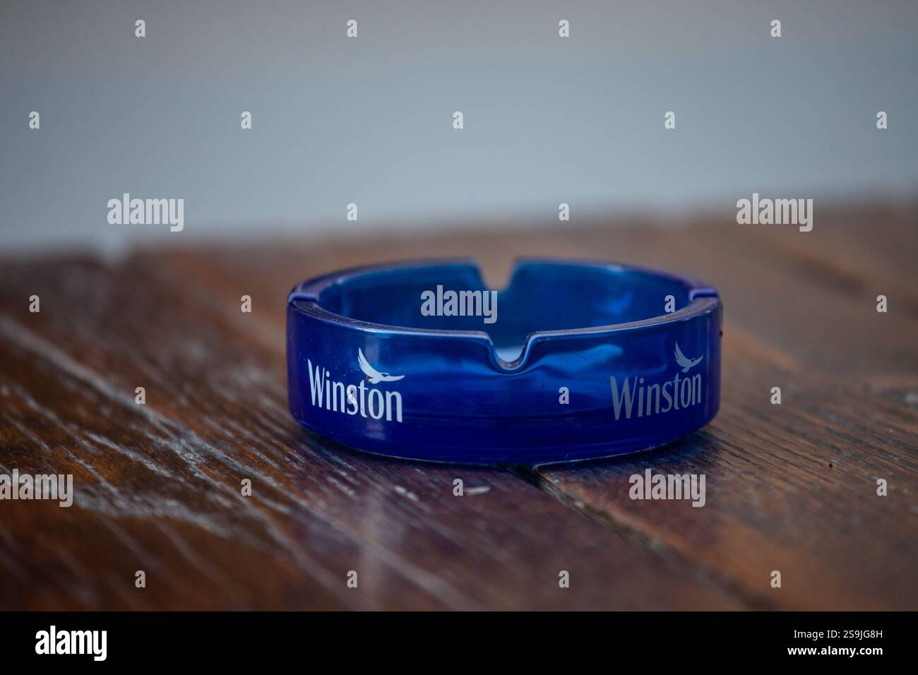 BELGRADO, SERBIA - 12 OTTOBRE 2024: Un logo di sigarette Winston su un posacenere. Winston è una marca americana di sigarette che fa parte della Imperial Tobacco Foto Stock