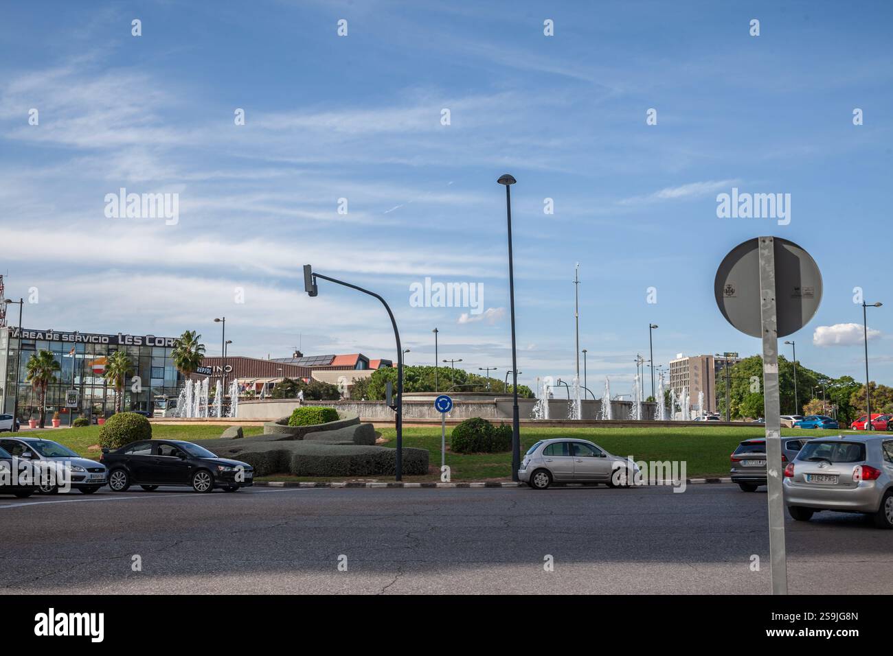 VALENCIA, SPAGNA - 13 OTTOBRE 2024: Immagini in movimento che catturano le auto in velocità attraverso la rotatoria di Avenida de les Corts Valencianes a Valenci Foto Stock