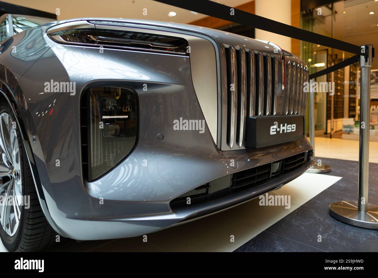 silver Hongqi e-HS9 SUV elettrico full-size di lusso, marchio cinese Hongqi in Studio, trasporto a emissioni zero, innovazione per auto elettriche, Francoforte, G. Foto Stock