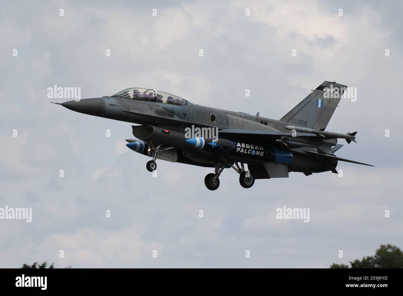 028, un Lockheed Martin F-16D gestito dal 336 Squadron della Hellenic Air Force (HAF), arrivando alla RAF Fairford nel Gloucestershire, Inghilterra per partecipare al Royal International Air Tattoo 2024 (RIAT24). Foto Stock