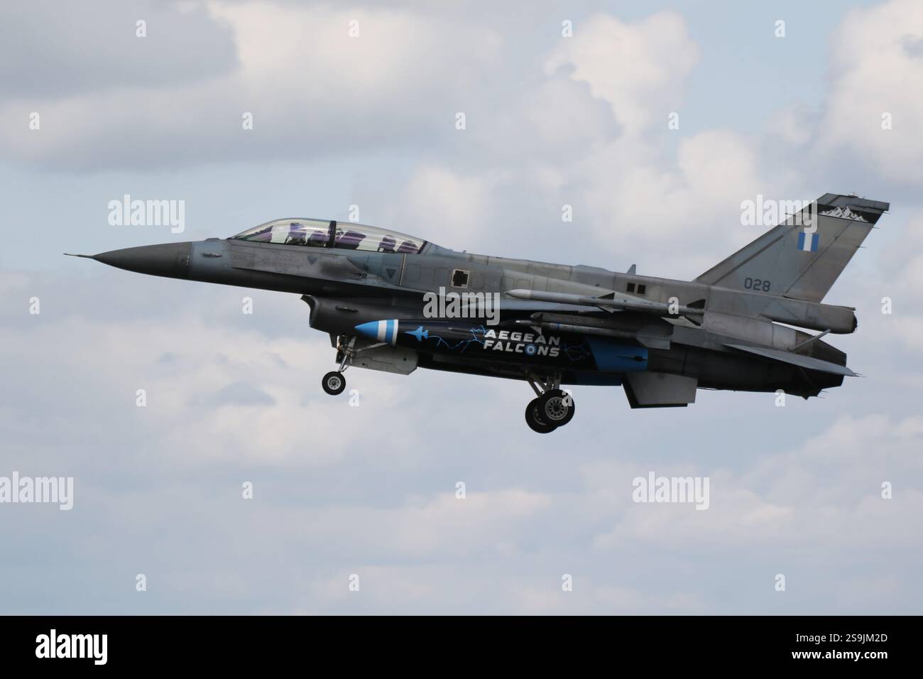 028, un Lockheed Martin F-16D gestito dal 336 Squadron della Hellenic Air Force (HAF), arrivando alla RAF Fairford nel Gloucestershire, Inghilterra per partecipare al Royal International Air Tattoo 2024 (RIAT24). Foto Stock