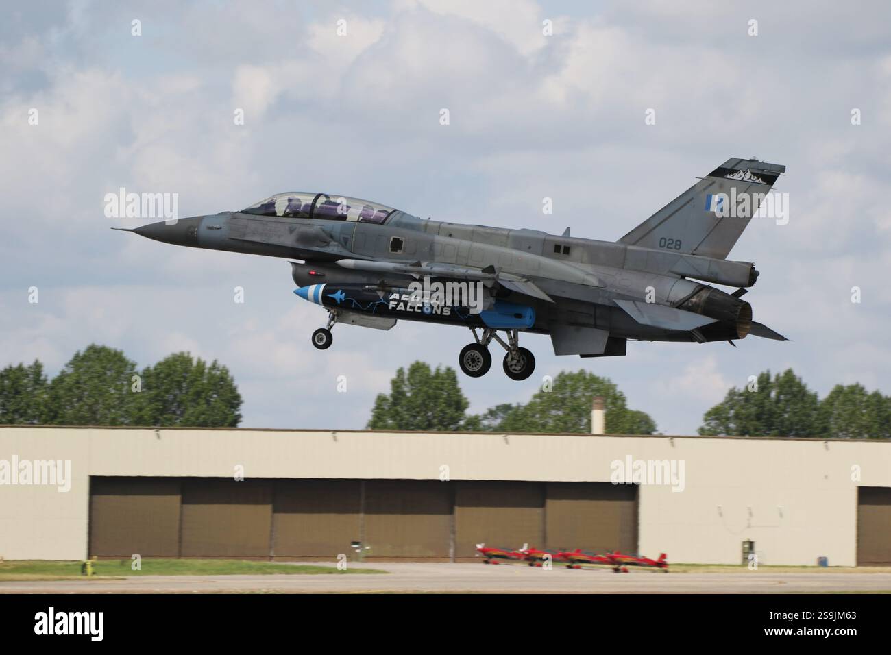 028, un Lockheed Martin F-16D gestito dal 336 Squadron della Hellenic Air Force (HAF), arrivando alla RAF Fairford nel Gloucestershire, Inghilterra per partecipare al Royal International Air Tattoo 2024 (RIAT24). Foto Stock