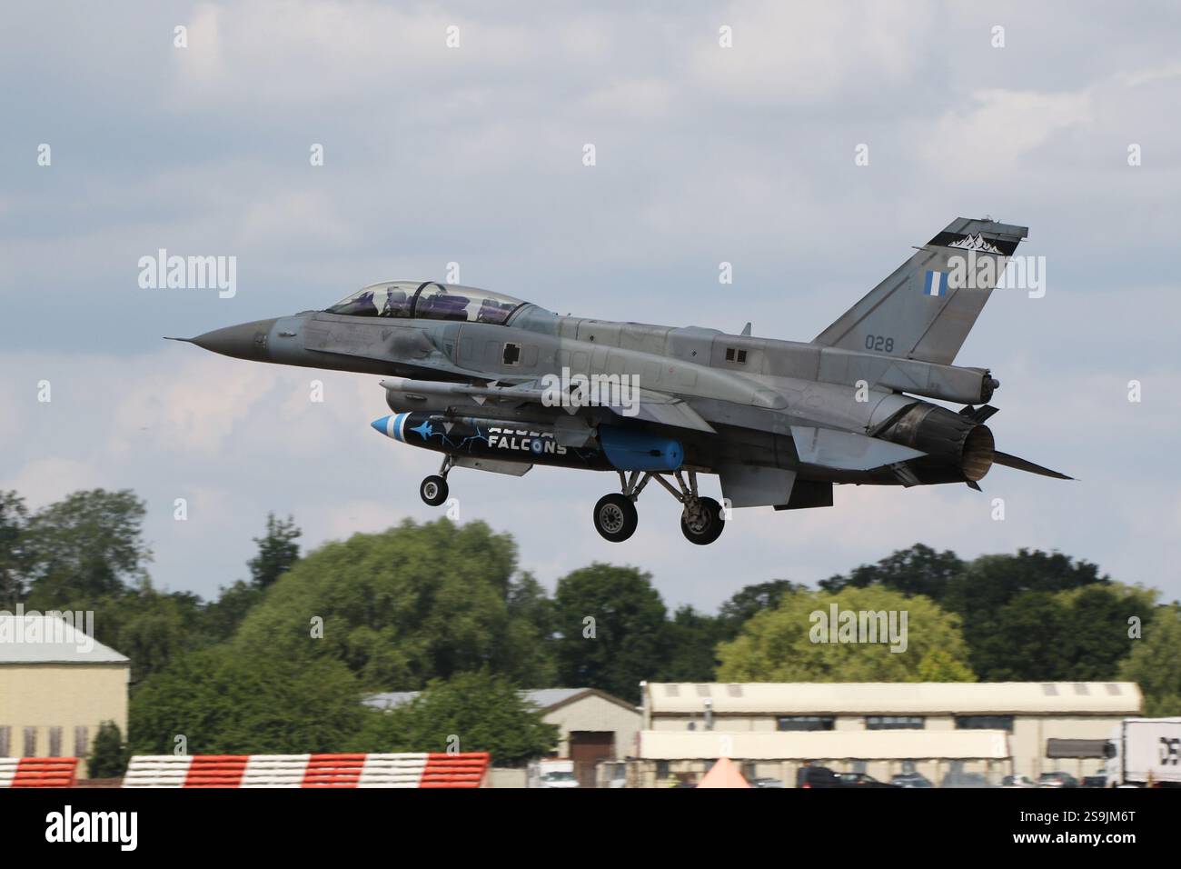 028, un Lockheed Martin F-16D gestito dal 336 Squadron della Hellenic Air Force (HAF), arrivando alla RAF Fairford nel Gloucestershire, Inghilterra per partecipare al Royal International Air Tattoo 2024 (RIAT24). Foto Stock