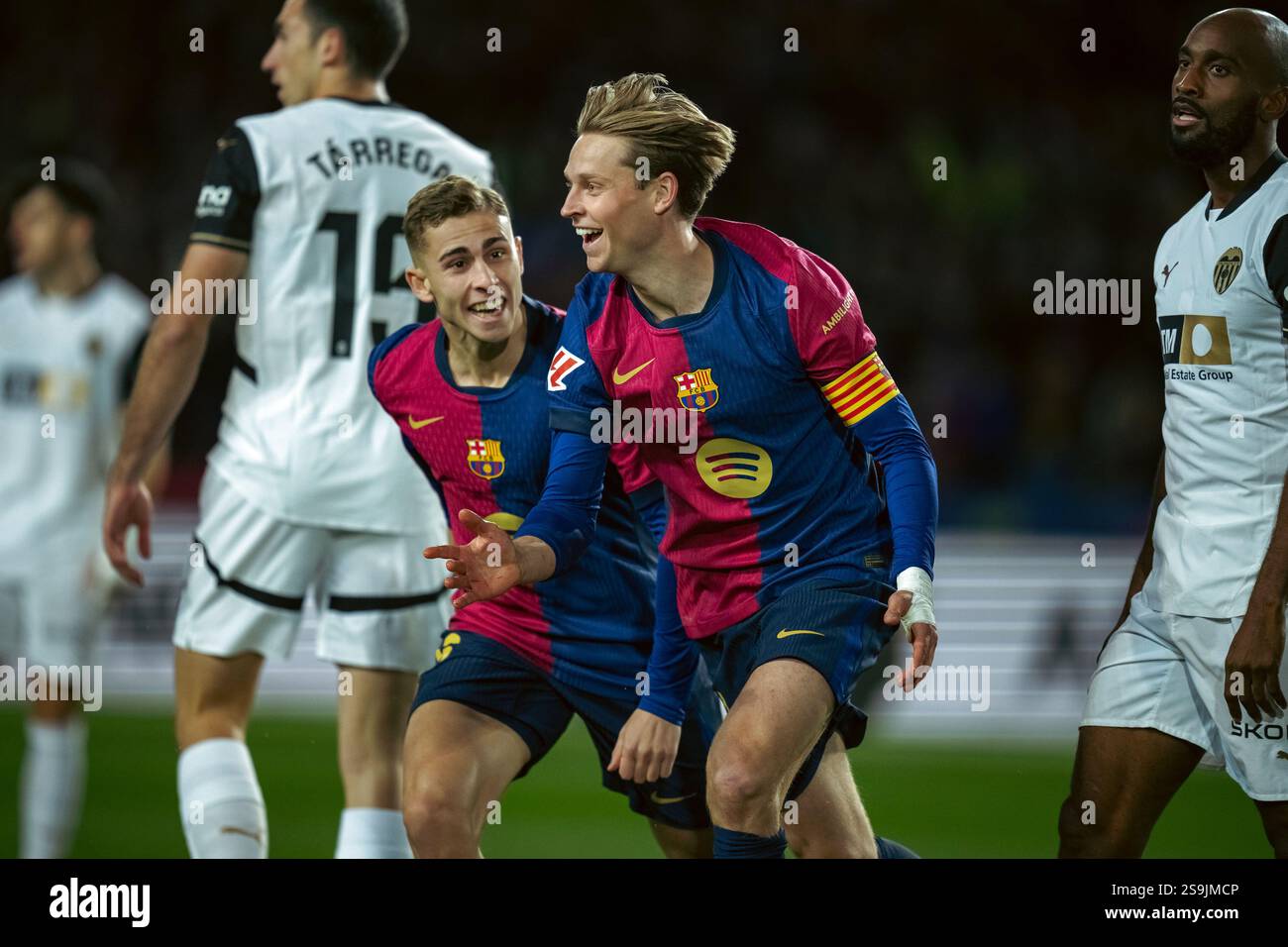 (250127) -- BARCELONA, 27 gennaio 2025 (Xinhua) -- Fermin Lopez (L) e Frenkie de Jong di Barcellona celebrano un gol durante la partita di calcio della Liga tra FC Barcelona e Valencia CF a Barcellona, 26 gennaio 2025. (Foto di Joan Gosa/Xinhua) Foto Stock