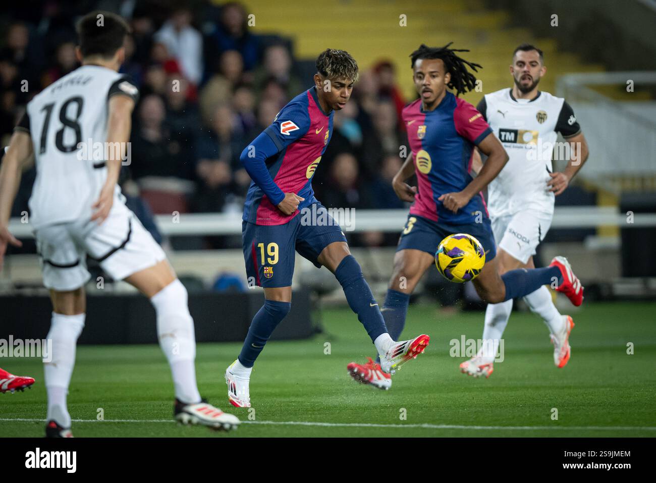Lamine Yamal (FC Barcelona) in azione durante una partita della Liga EA Sports tra FC Barcelona e Valencia CF all'Estadi Olimpic Lluís Companys. Punteggio finale: FC Barcelona 7:1 Valencia CF Foto Stock