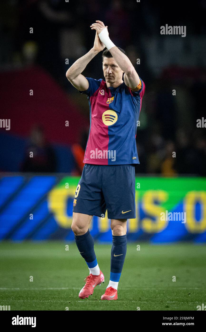 Robert Lewandowski (FC Barcelona) gesta durante una partita della Liga EA Sports tra FC Barcelona e Valencia CF all'Estadi Olimpic Lluís Companys. Punteggio finale: FC Barcelona 7:1 Valencia CF Foto Stock