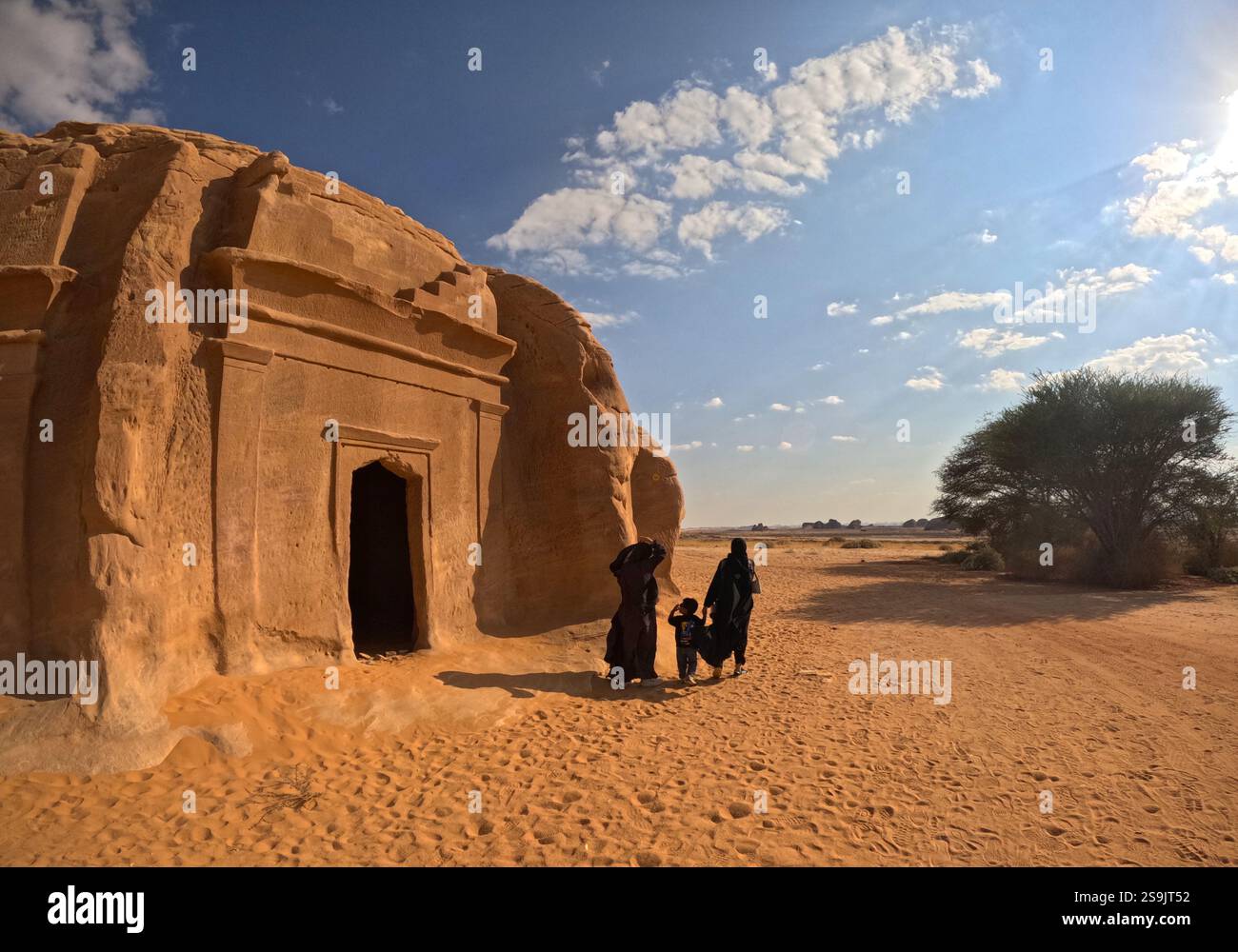 Turisti sauditi (due donne e un bambino) ad Alula, Arabia Saudita. No MR Foto Stock