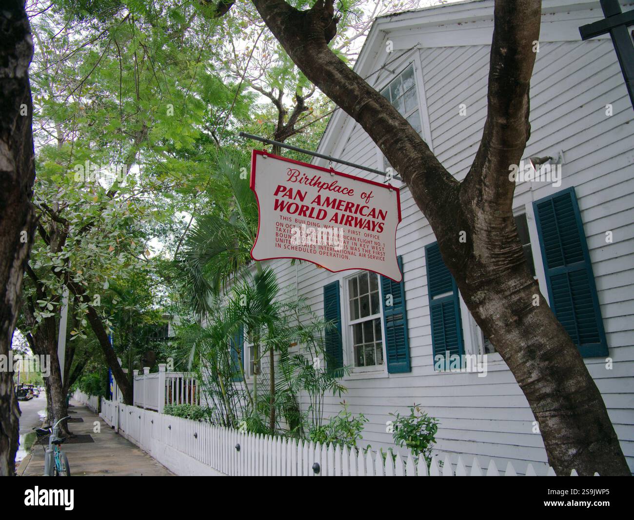 Uso editoriale solo 20 gennaio 2025 Key West, Florida, USA. Segnaletica storica per il primo volo di linea della Pan American World Airways per l'Avana, Cu Foto Stock