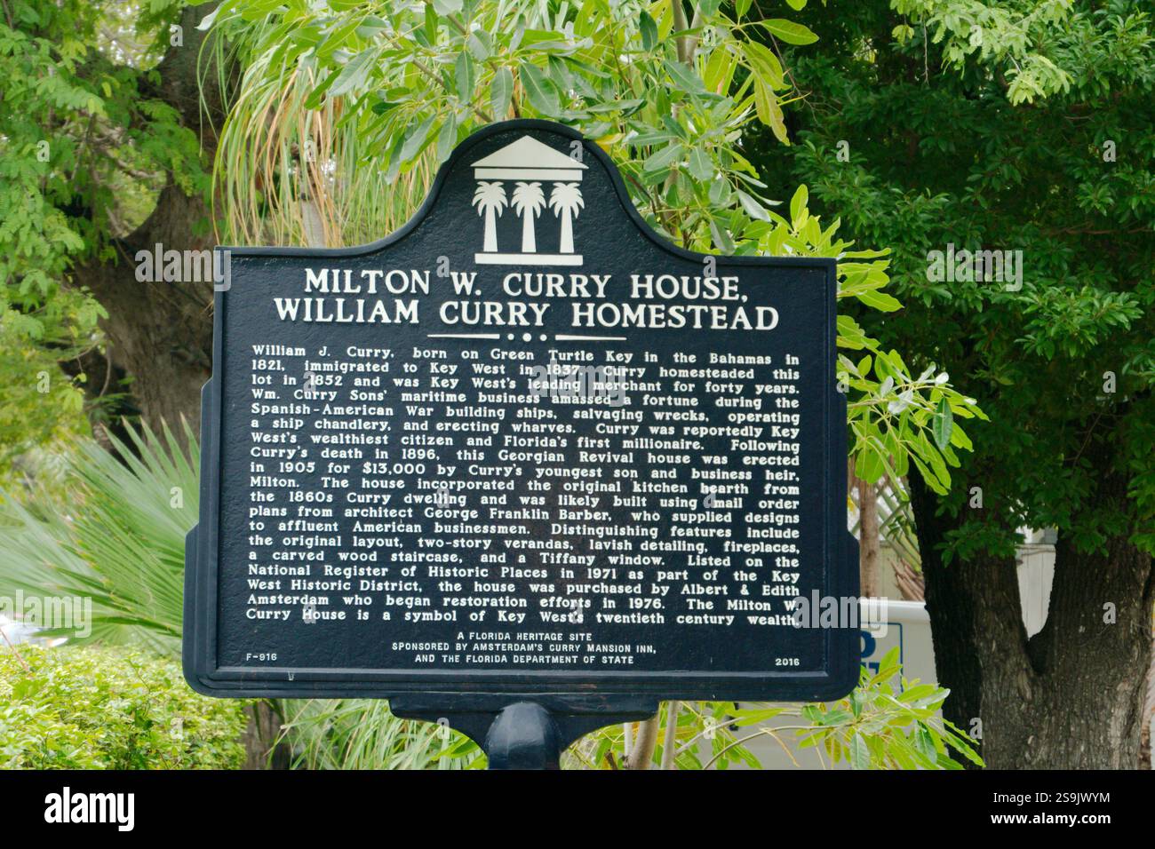 Uso editoriale solo 20 gennaio 2025 Key West, Florida, USA. Segnaletica storica per la casa di Milton W. CURRY. William Curry Homestead. Bianco e nero Foto Stock