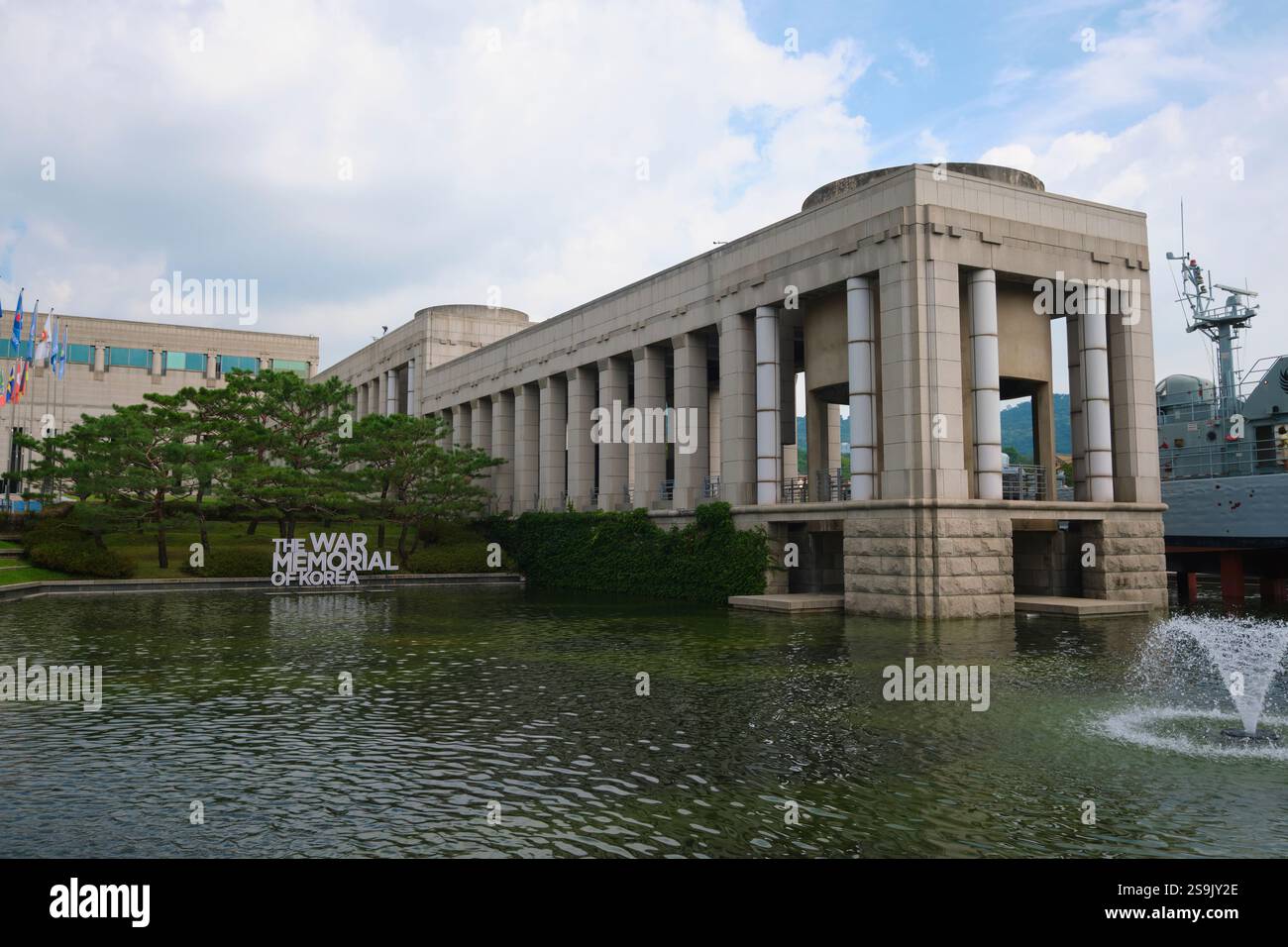 Una vista di una delle ali commemorative anteriori in granito dell'edificio. Al Memoriale di guerra della Corea a Seoul, Corea del Sud. Foto Stock