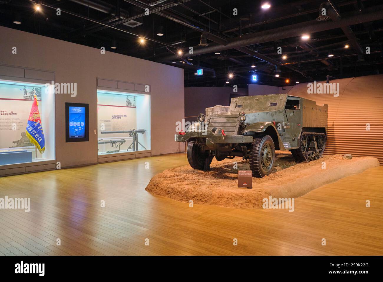 Un veicolo da combattimento M16A1 corazzato Half Track. Al Memoriale di guerra della Corea a Seoul, Corea del Sud. Foto Stock