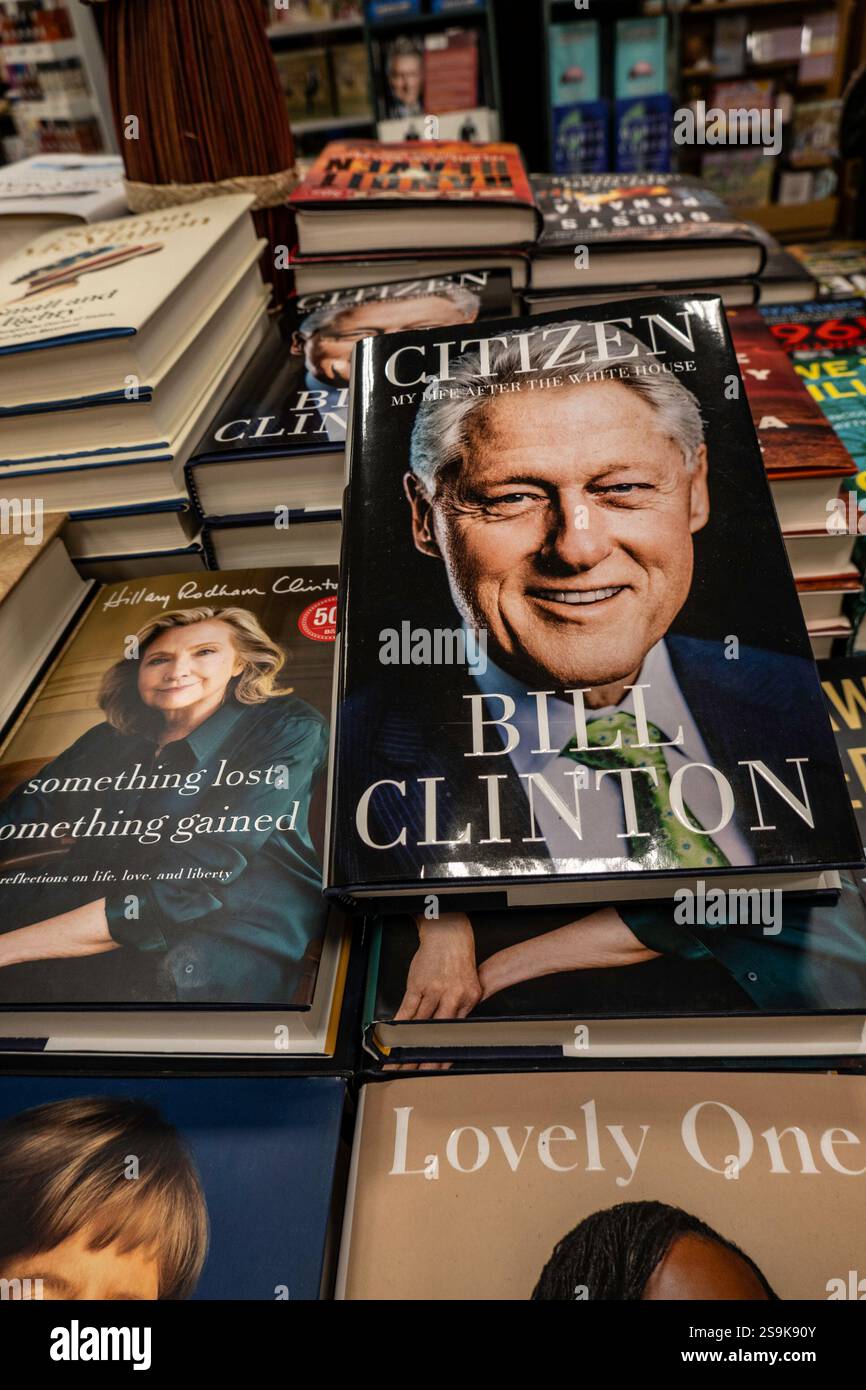 Barnes & Noble Booksellers sulla Fifth Avenue a New York City ha una vasta selezione di libri e riviste, Stati Uniti 2025 Foto Stock