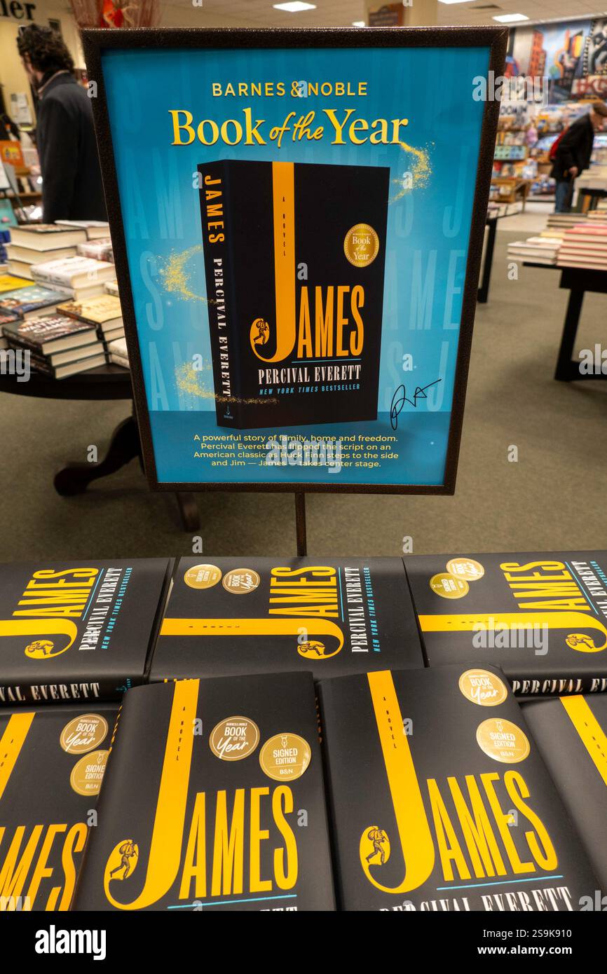 Barnes & Noble Booksellers sulla Fifth Avenue a New York City ha una vasta selezione di libri e riviste, Stati Uniti 2025 Foto Stock