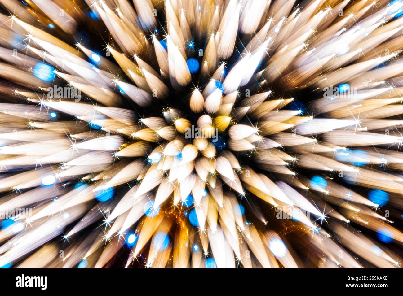 Le luci si illuminano utilizzando tecniche di zoom, Star Warp, l'effetto dello zoom avanti e indietro della fotocamera durante le riprese Foto Stock